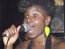 Shingai_Shoniwa_performing_in_Atlanta 2007-01-03_Dom Brady